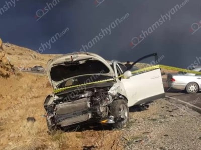Տիգրանաշենի ոլորաններում բախվել են մեքենաներ, վարորդներից մեկի կինն ու երեխաները տեղափոխվել են հիվանդանոց