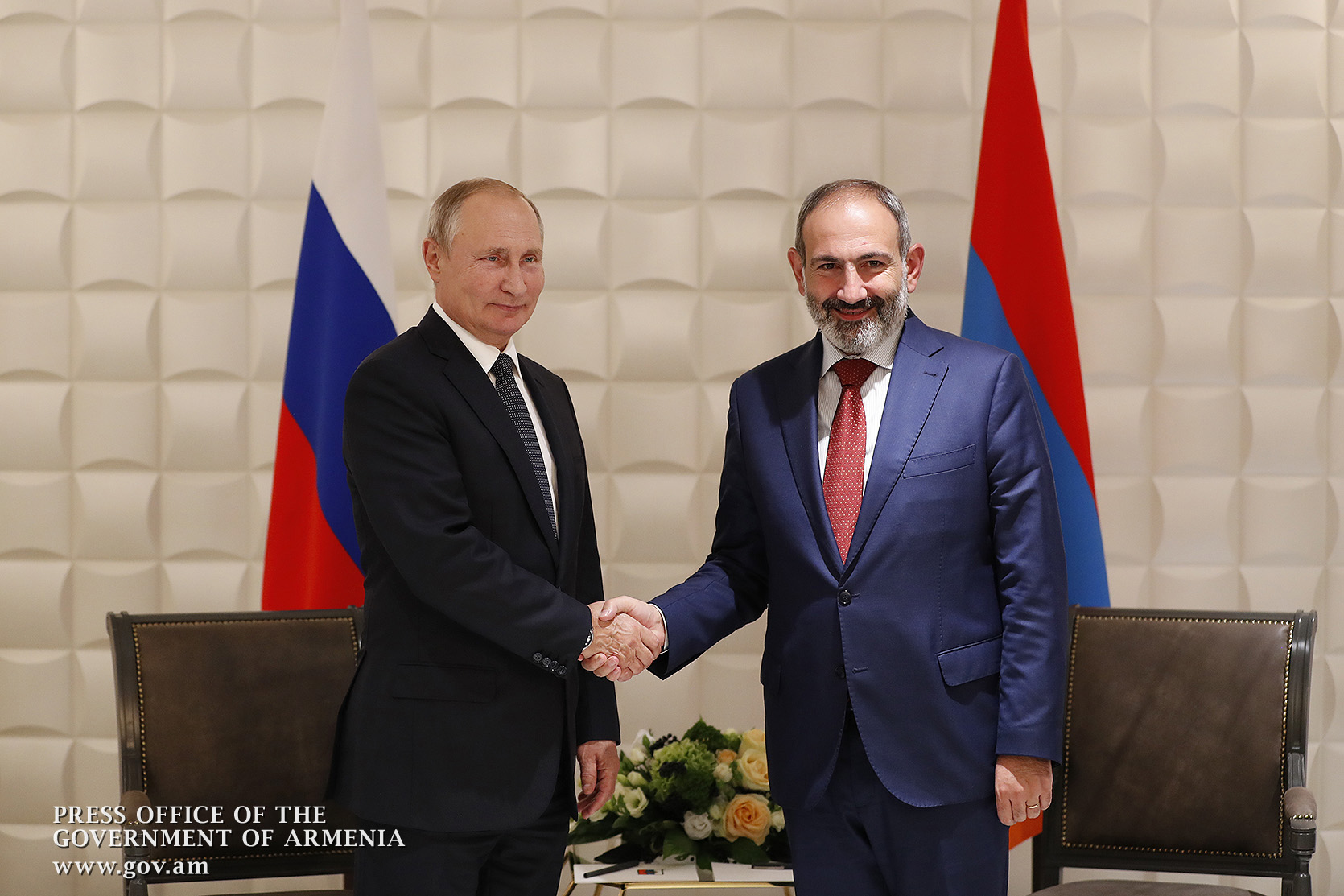 Путин и Пашинян планируют обсудить реализацию трехсторонних договоренностей по Арцаху