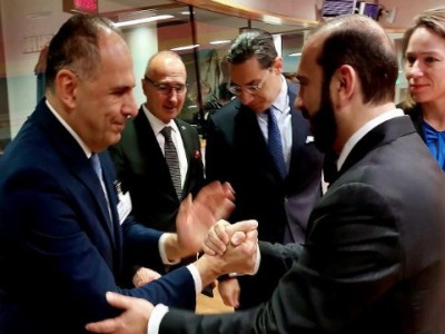 Արարատ Միրզոյանը ոչ պաշտոնական հանդիպում է ունեցել Հունաստանի ԱԳ նախարարի հետ
