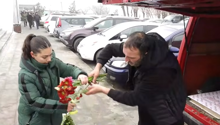 44-օրյա պատերազմում զոհված Տարոն Անդրեասյանի եղբայրը անվճար ծաղիկներ է բաժանում Եռաբլուրում
