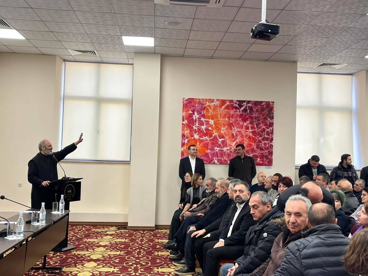Մեկնարկել է Բագրատ Սրբազանի հանդիպումը Սրբազան պայքարի աջակիցների հետ 