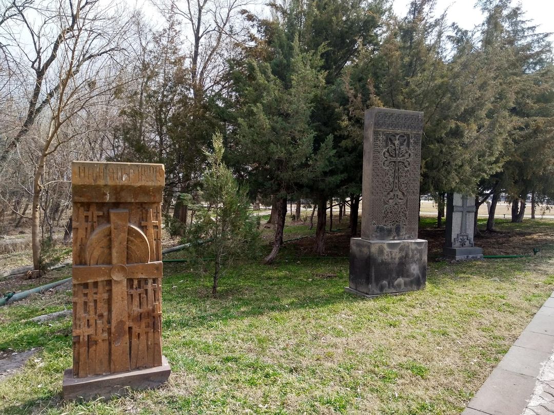 Սումգայիթի, Կիրովաբադի և Բաքվի ջարդերի զոհերին նվիրված խաչքարերի մոտ տեղի կունենա ծաղիկների խոնարհում