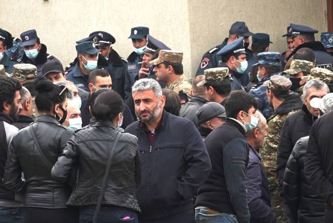 Անհետ կորած զինծառայողների ծնողները հանդիպում են պահանջում պաշտպանության նախարարի հետ (ուղիղ)