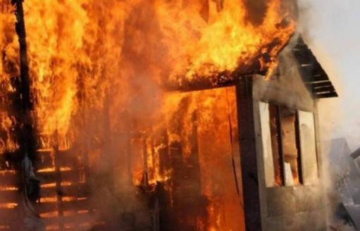 Գյումրի քաղաքի Ղորղանյան փողոցում այրվում են երկու տների տանիքներ
