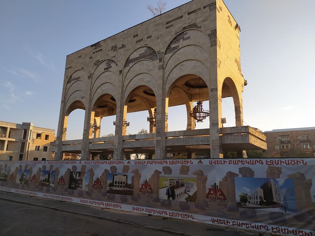Էջմիածնի կինոթատրոնի շենքը քանդեցին բազմաֆունկցիոնալ շենք կառուցելու համար
