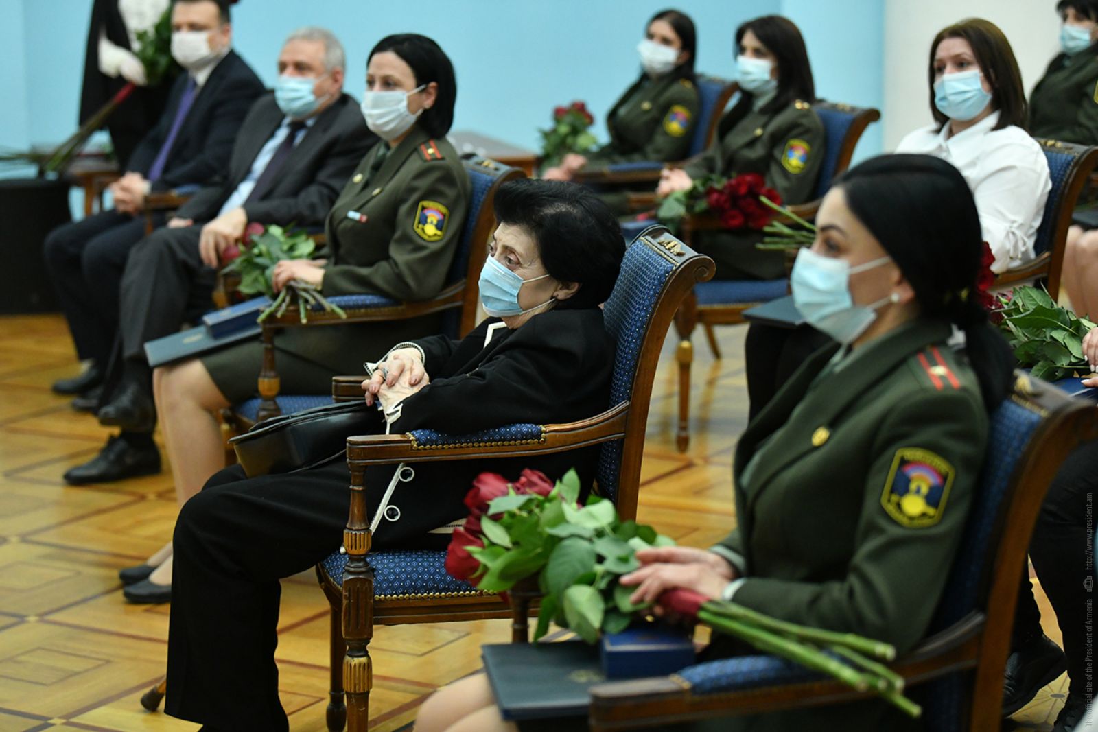 Արմեն Սարգսյանը պետական պարգևներ է հանձնել մի խումբ կին զինծառայողների