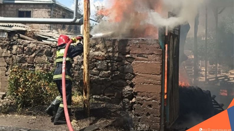 Աբովյանում այրվել է տան տանիքը