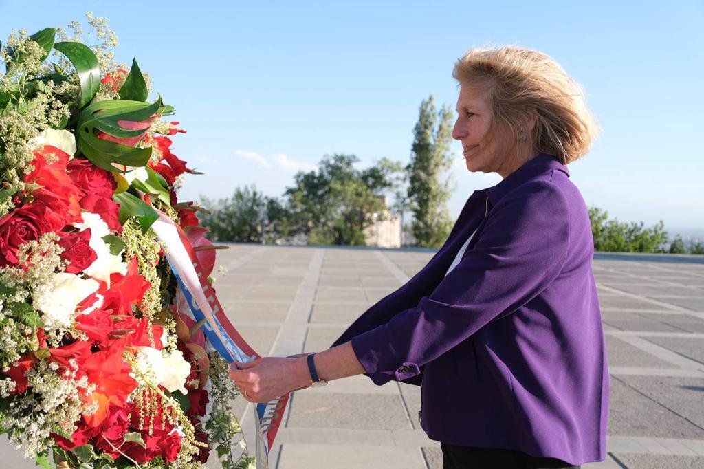 ԱՄՆ պետքարտուղարի օգնական Քերին Դոնֆրիդն այցելել է Հայոց ցեղասպանության հուշահամալիր
