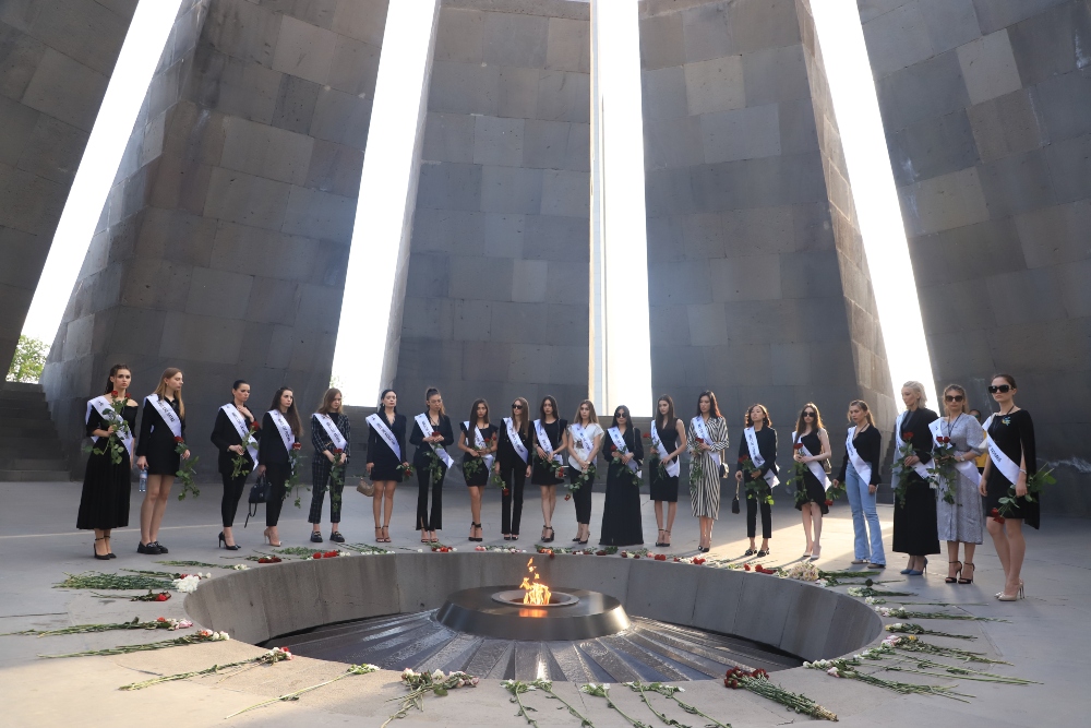 «Միսս ԱՊՀ» մրցույթի մասնակիցները Ծիծեռնակաբերդում հարգանքի տուրք են մատուցել Հայոց ցեղասպանության զոհերի հիշատակին