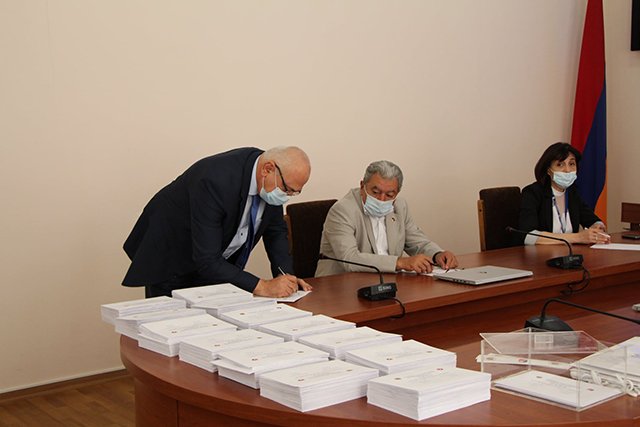 Դաշինքներն ու կուսակցություններն անհամբեր սպասում են ԿԸՀ որոշմանը․ «Ժողովուրդ»