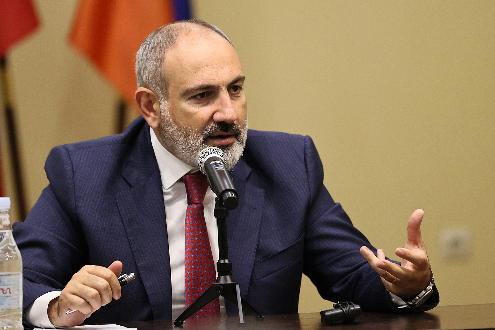 Մենք հենց սկսում ենք խոսել, 15-րդ րոպեից աթոռները հագցնում ենք իրար գլխի. Նիկոլ Փաշինյան