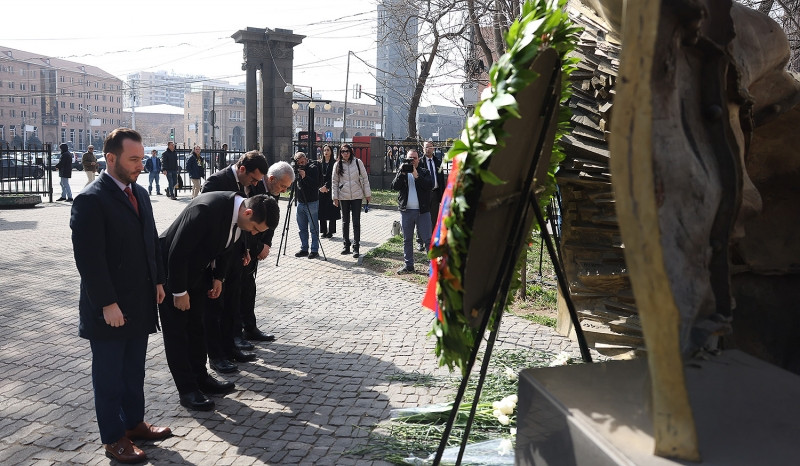 ԱԺ նախագահը և ՔՊ խմբակցության պատգամավորները հարգանքի տուրք են մատուցել մարտի 1-ի զոհերի հիշատակին