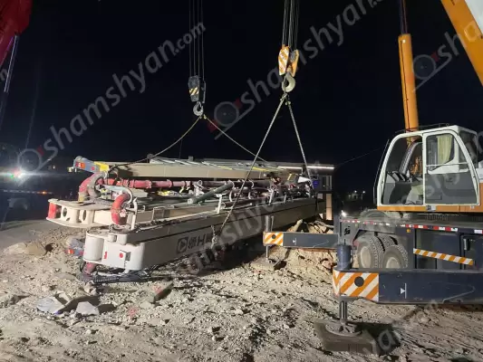 Արտակարգ դեպք Երևանում. «Mercedes Arocs» մակնիշի բետոնախառնիչը շինհրապարակում կողաշրջվել է