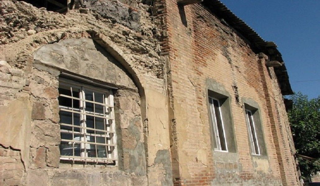 Երևանում գտնվող Թափաբաշի մզկիթի արտաքին պատի քարերը թուլացել և թափվում են