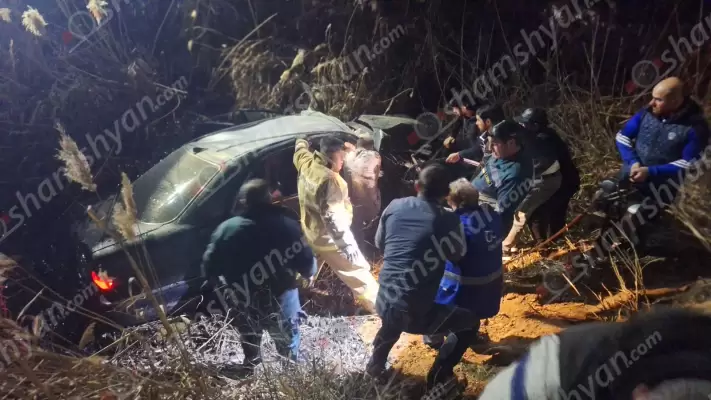 Տափերականում «Mercedes»-ը հայտնվել է ջրատարում․ 4 վիրավորներից 3-ին, որոնցից 2-ը անչափահասներ են, ջրից դուրս են բերել պարեկները