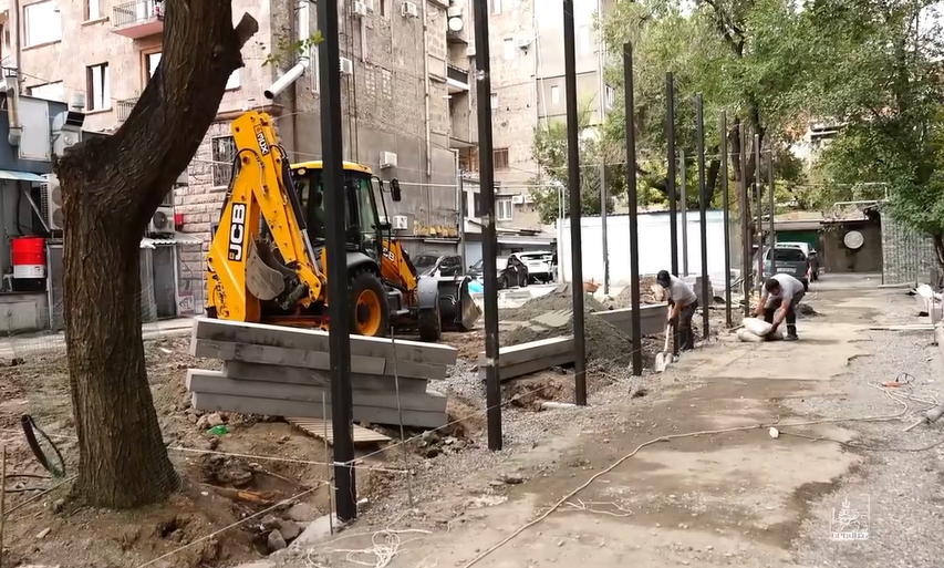 Մաշտոցի 40 հասցեում իրականացվում են բակի բարեկարգման աշխատանքներ