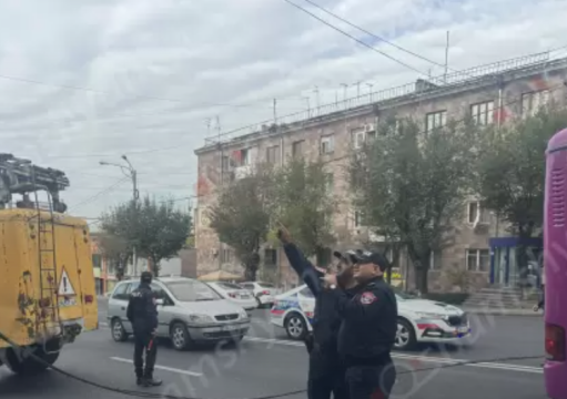 Կոմիտասում տրոլեյբուսի էլեկտրալարերը պոկվել ու կախվել են ճանապարհի մի քանի 100 մ-ոց հատվածում
