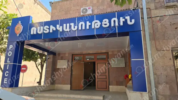 Արարատի մարզում 44-ամյա կինը ոստիկաններին հայտնել է, որ անհայտ անձը ներխուժել է իր սենյակ, ցուցադրել սեռական օրգանները, կոտրել հեռուստացույցն ու պահարանը և փախել