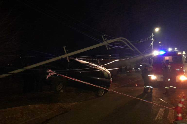 Հրազդան քաղաքում «Opel Zafira»-ն դուրս է եկել ճանապարհի երթևեկելի հատվածից և բախվել էլեկտրական սյանը