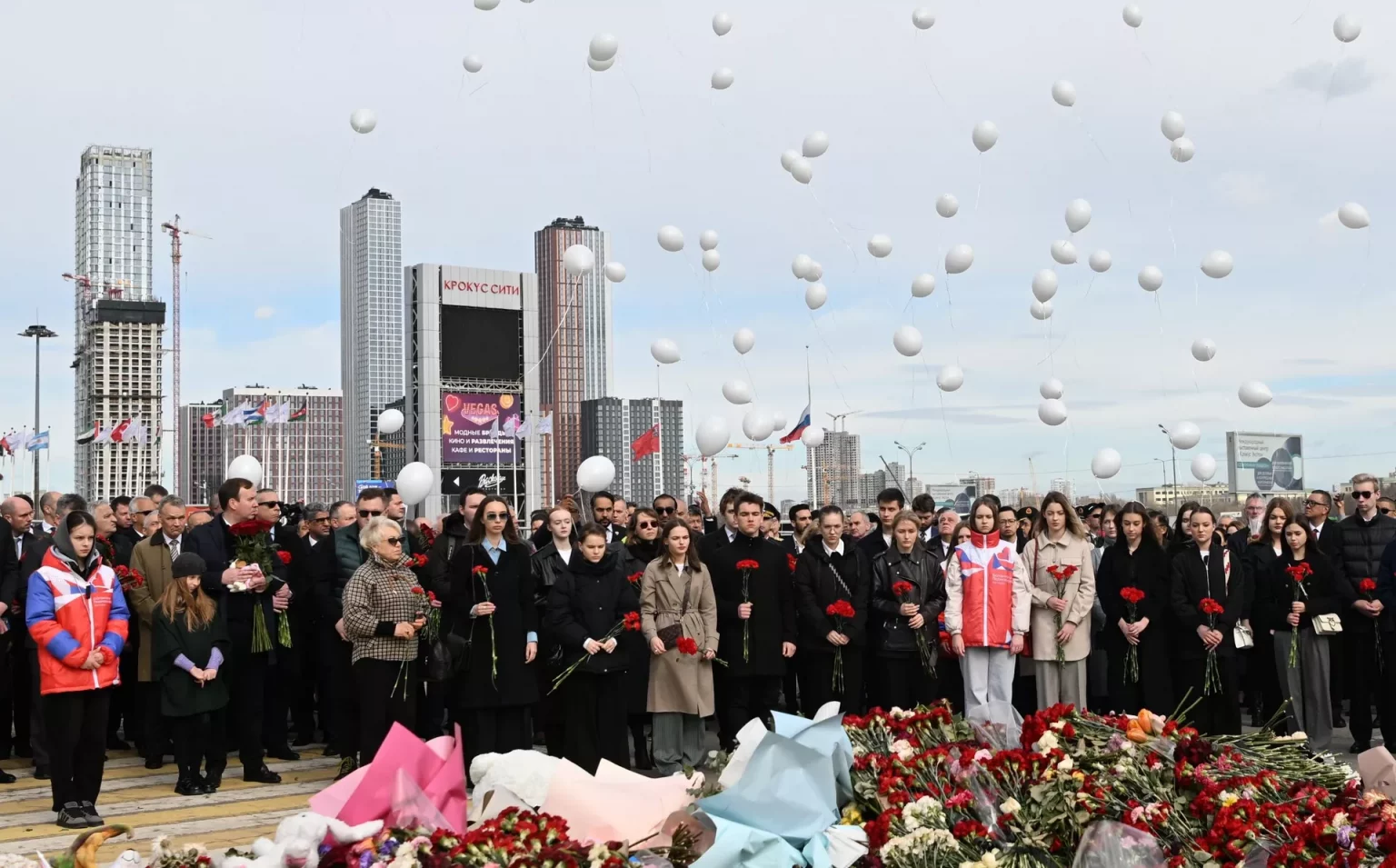 Սպիտակ փուչիկներ՝ դեպի երկինք. ՌԴ-ում ակցիա են կազմակերպել ի հիշատակ «Կրոկուսի» զոհերի