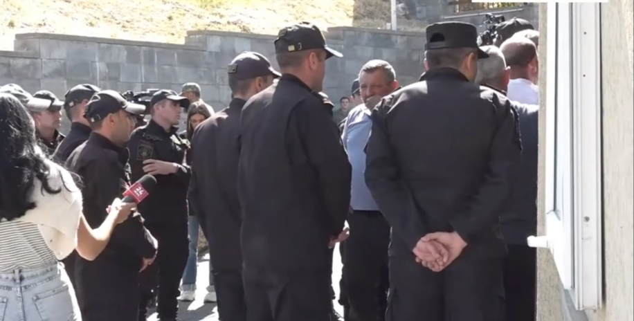 Իրավիճակը լարվել է ՊՆ-ի մոտ. սկսվել է քաշքշուկ. նոր ոստիկանական ուժեր են կենտրոնացվում