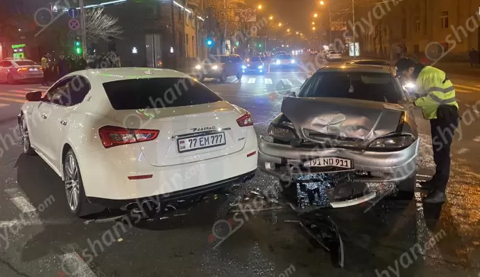 Ավտովթար Երևանում․ բախվել են Maserati-ն ու Opel Astra-ն