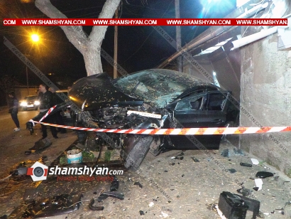 Երևանում Hyundai Elantra-ն բախվել է երկաթե դարպասներին, այնուհետև հայտնվել հետիոտնի համար նախատեսված մայթին՝ մասամբ ծառի վրա