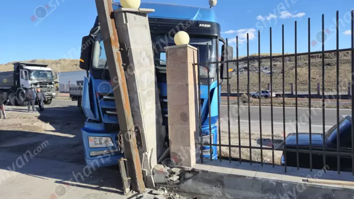 Խոշոր ավտովթար Կոտայքի մարզում․ Երևան-Սևան ավտոճանապարհին բախվել են «Mercedes» և «XCMG» բեռնատարները․ ճանապարհը դարձել է միակողմանի երթևեկելի