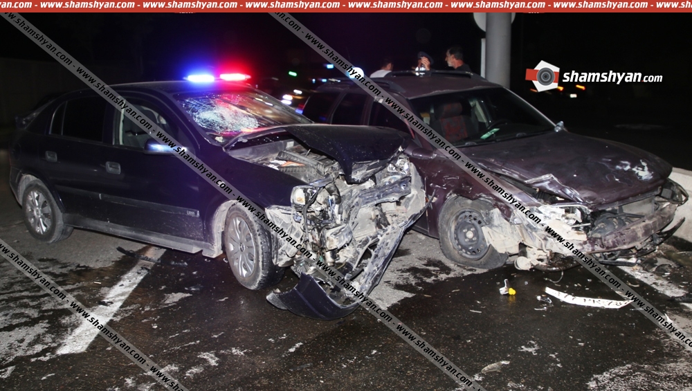 Իսակովի պողոտայում Toyota Corolla դուրս է եկել երթևեկելի հատվածից և բախվել էլեկտրական սյանը