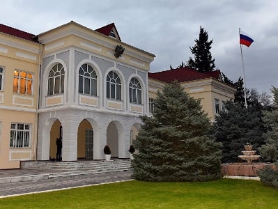 Ադրբեջանցիները ՌԴ դեսպանատան առջև բողոքի ցույց են կազմակերպել՝ պահանջելով խաղաղպահների դուրսբերում Արցախից