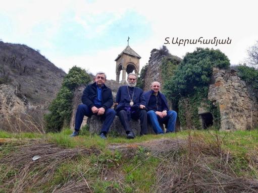 Ցանկությունս է, որ այս լուսանկարի հարգարժան մարդիկ կրկին լուսանկարվեն այս նույն վայրում` Արցախում