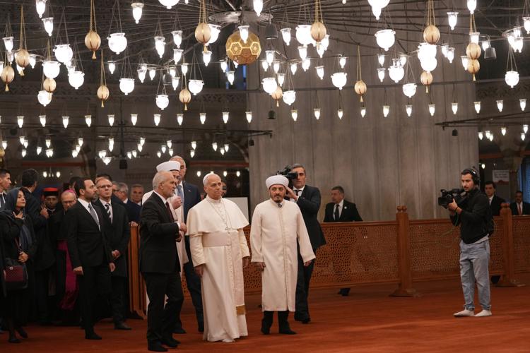 Հռոմի պապը այցելել է Ստամբուլի Կապույտ մզկիթ և ոտաբոբիկ քայլել գորգերի վրայով