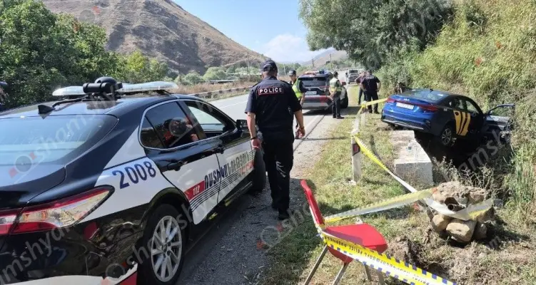 Վանաձոր-Սպիտակ ավտոճանապարհին «Kia Forte»-ն բախվել է բետոնե արգելապատնեշներին և մասամբ հայտնվել ձորակում․ նախնական տվյալներով՝ վարորդը հանկարծամահ է եղել