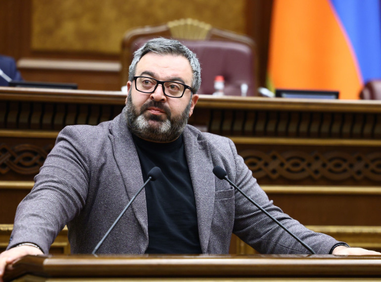 Եթե երկքաղաքացիություն ունեցող անձանց համար հնարավոր է այլ երկրի վարորդական վկայականով երթևեկել 1 ամիս, ինչու՞ հնարավոր չէ անժամկետ երթևեկության թույլատրումը. Գառնիկ Դանիելյան