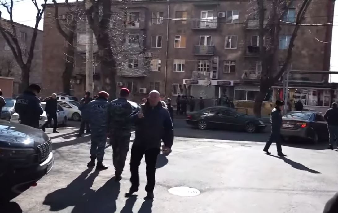 Երևան քաղաքի Գյուլբենկյան փողոցի 30/3 շենքի մոտ զինամթերքի նմանվող կասկածելի առարկայի հայտնաբերման առթիվ քրեական վարույթ է նախաձեռնվել․ հանգամանքները պարզվում են