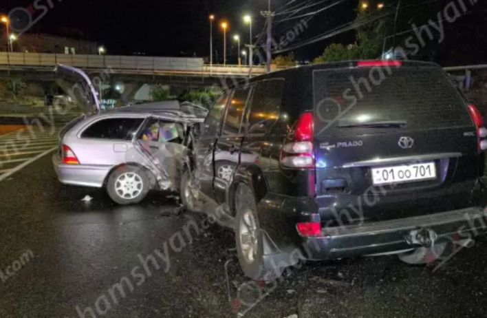 Երևանում բախվել են «Toyota Land Cruiser Prado»-ն ու «Mercedes»-ը․ երկու մարդ տեղափոխվել է հիվանդանոց