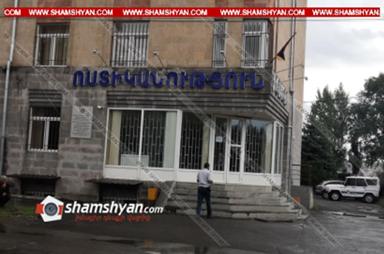 Գյումրիում 29-ամյա տղամարդը բարձրացել է իրենց շենքի տանիք և հայտնել, որ 30 րոպեից իրեն ցած է նետելու