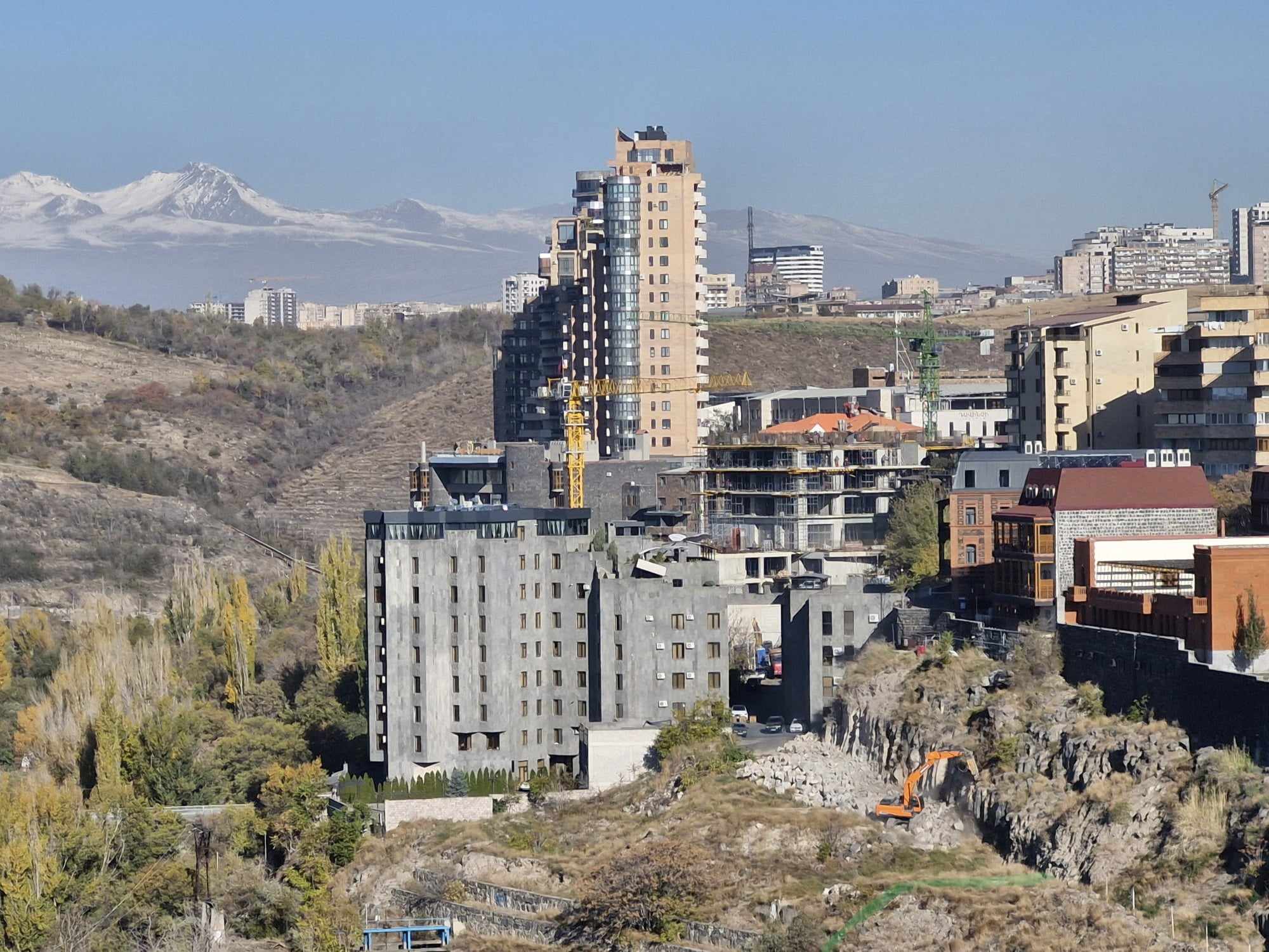 Հրազդանի կիրճում էքսկավատորով հենց նոր ոչնչացվեց 300.000 տարի առաջ ձևավորված բնական հուշարձան. Հայկ Դեմոյան