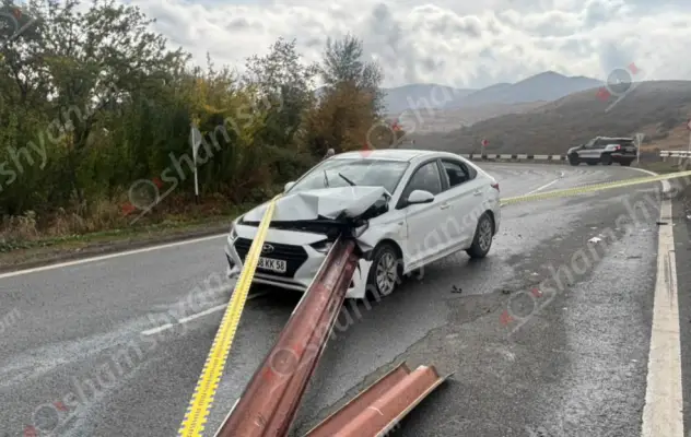 Սարավանում իրանցի 39-ամյա վարորդը «Hyundai»-ով բախվել է երկաթե արգելապատնեշներին, կոտրել, շպրտել, մեկն էլ մխրճվել է մեքենայի մեջ․ վիրավորը նրա 11-ամյա դուստրն է