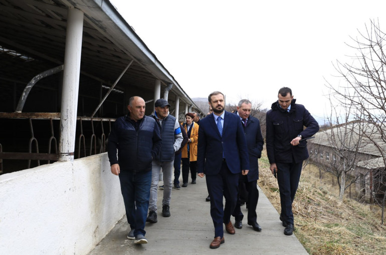 Գևորգ Պապոյանը այցելել է Քարաձոր համայնքում գործող անասնապահական տնտեսություն