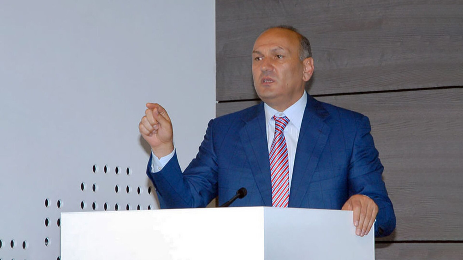 Դատարանը թույլ է տվել, որ Գագիկ Խաչատրյանը մեկնի Գերմիանիա` բուժման, սակայն ժամեր անց դատախազությունը նոր քրեական գործով նորից արգելել է․ փաստաբան