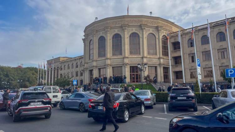 Բժիշկներին չեն թողնում տեսակցել Վարդան Ղուկասյանին․ համայնքապետարանը դիմել է դեսպաններին