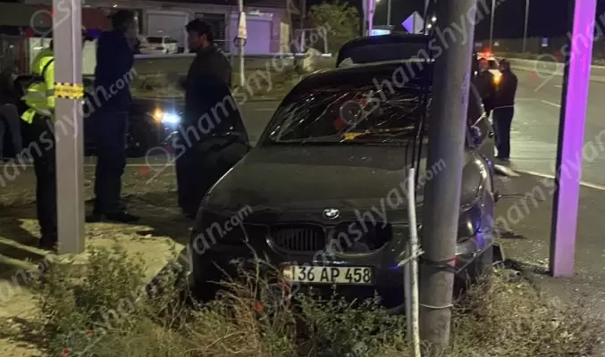 Երևանում 33-ամյա վորորդը BMW-ով հայտնվել է երկաթե սյուների արանքում. կա վիրավոր