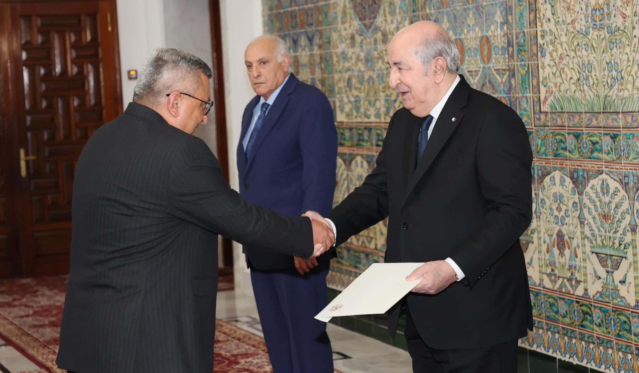 Հրաչյա Փոլադյանն իր հավատարմագրերն է հանձնել Ալժիրի նախագահին