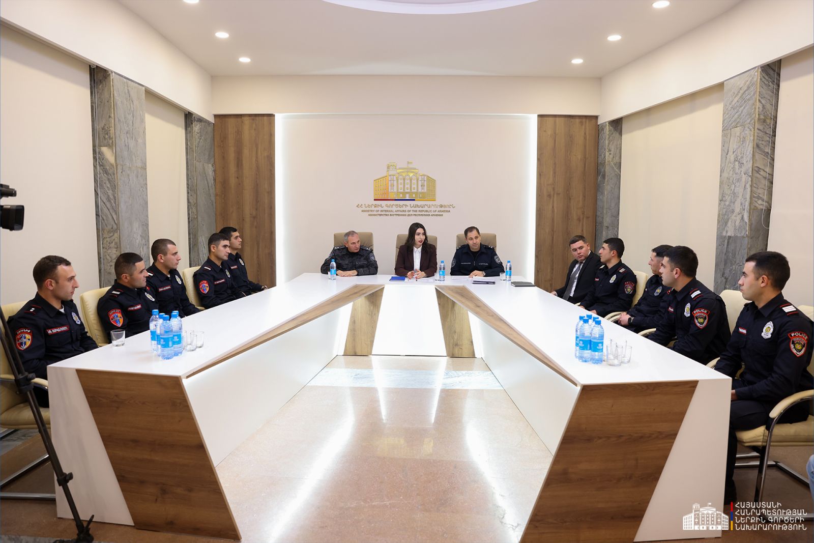 ՆԳ նախարարը մի խումբ պարեկների սպայական կոչումներ է հանձնել
