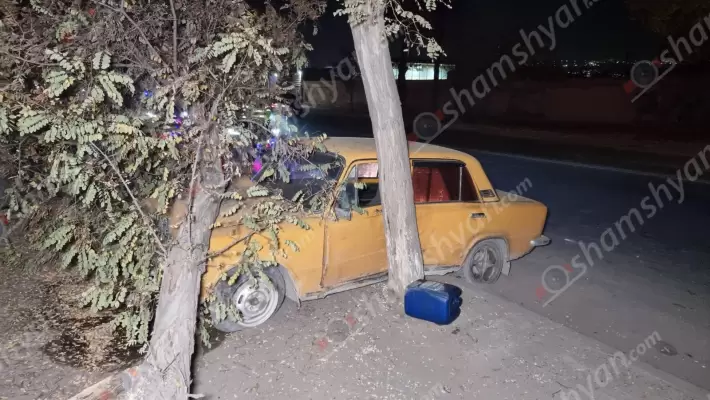 Արտակարգ դեպք Երևանում. խորհրդային արտադրության ավտոմեքենան, որն առևանգել էին, հարվածել է ծառին ու վթարվել