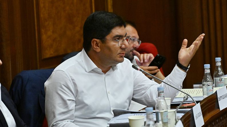 Նեպոտիզմը որտե՞ղ է, ո՞ւմ բարեկամին էիք տարել նշանակել գործի, որ 21 մլրդ դրամը խեղաթյուրել էր, ձեզանից ո՞վ էր եղել նա. Մեսրոպ Մանուկյան