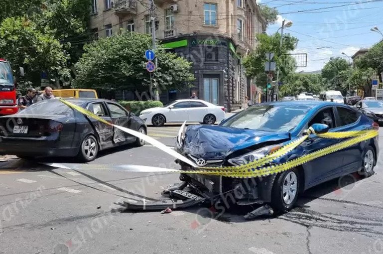 Երևանում բախվել են Volkswagen-ն ու Hyundai-ն, կան վիրավորներ