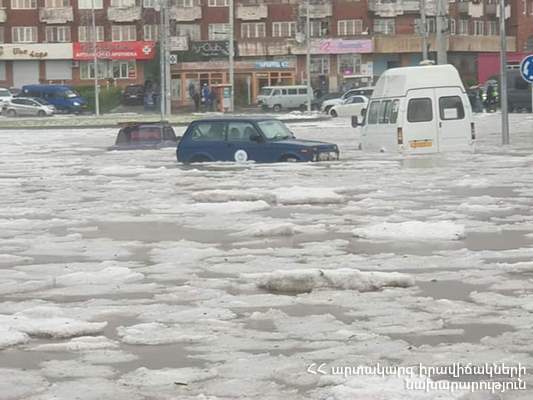 Գյումրին ողողվել է ջրով. Տերյան-Ախուրյանի խճուղու հատվածում մեքենաներ են ջրասույզ եղել (լուսանկարներ)