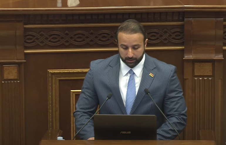 Քոչարյան Անդրանիկը վարչապետի դեմ է դուրս եկել ու մերժել նախագիծը․ Հայկ Սարգսյանը խոստովանեց, որ լացը գալիս է